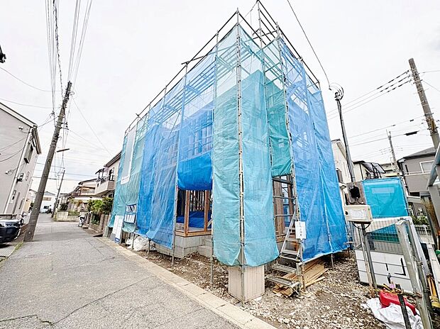 パウダールームと繋がったWICは家族の洋服をひとまとめにして収納できます。(令和8年4月　撮影)