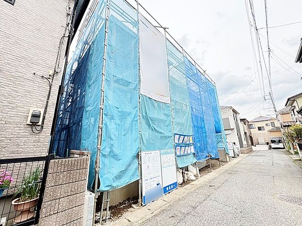 2階にはバルコニーに面した明るい洋室が2部屋あります。(令和8年4月 撮影)