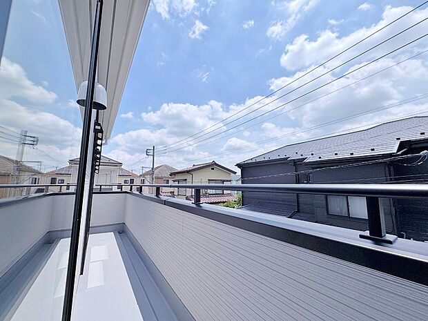 圧迫感のない眺望で明るく開放的な立地です。