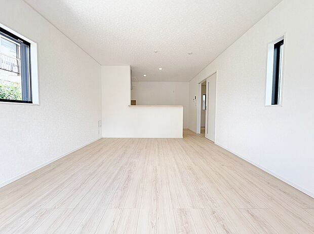 室内には豊かな陽光が注ぎ込み、爽やかな住空間を演出。