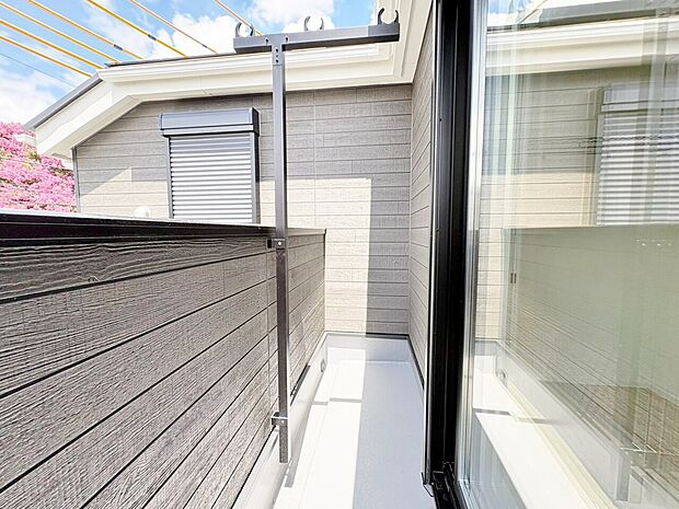 バルコニーからの明るい陽光がお部屋に差し込みます。