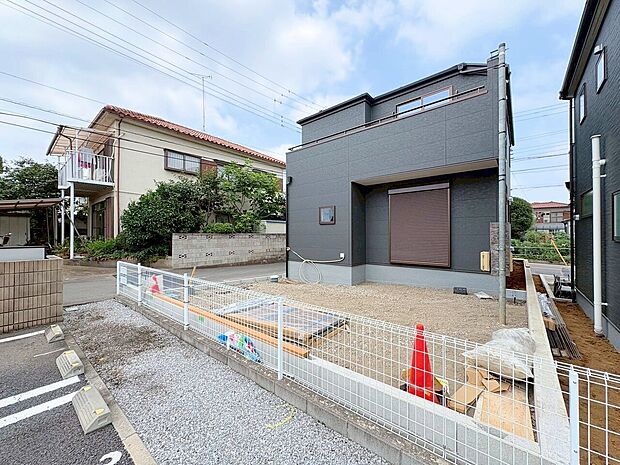 バルコニーに面した7帖の主寝室には可動棚付きWICを完備。(令和8年7月撮影)