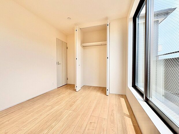 バルコニーからの明るい陽光がお部屋に差し込みます。