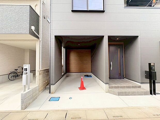 カースペースには2台駐車可。お仕事用とご自宅用の2台所有も可能です。(車種による）