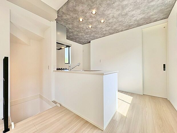 室内には豊かな陽光が注ぎ込み、爽やかな住空間を演出。