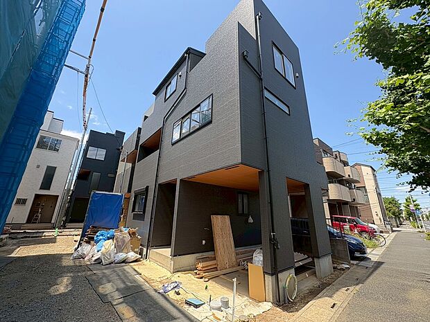雨や風、雪などから車を守ってくれるビルトインガレージです。(令和8年5月 撮影)