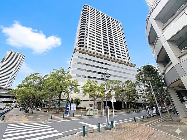 マンション1階にはドラッグストアやコンビニが入っています。