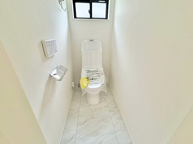 効果的に換気ができる窓付きのトイレ。