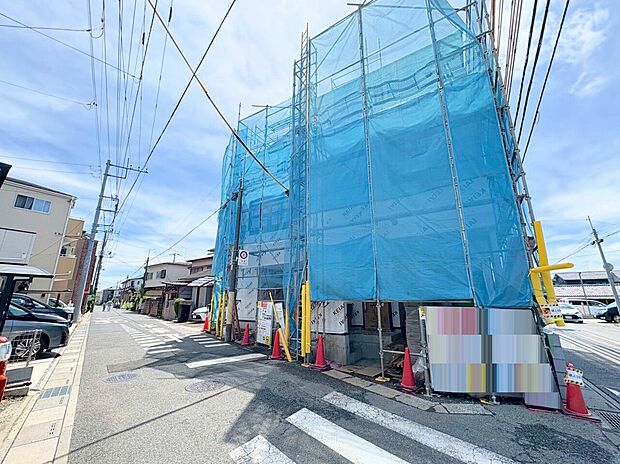 右が当物件。大宮駅利用可能な立地。角地を活かした光と風を呼び込む心地良い住空間。(令和8年5月 撮影)