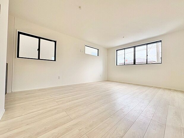 室内には豊かな陽光が注ぎ込み、爽やかな住空間を演出。