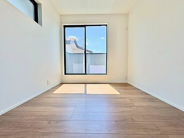 バルコニーからの明るい陽光がお部屋に差し込みます。