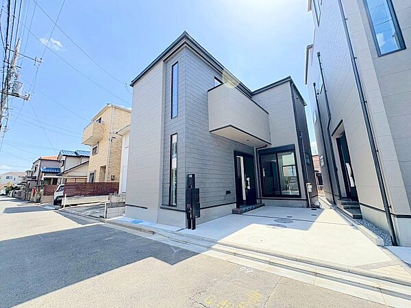 【1号棟】東浦和駅まで徒歩20分、モダンなデザインでありながらも、どこか温かみを感じられる外観。
