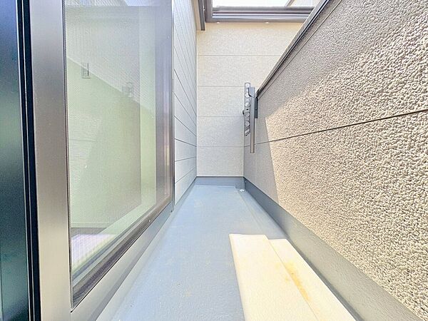 バルコニーを2ヵ所確保しました。洗濯物が多い日や布団を干すにも便利です。