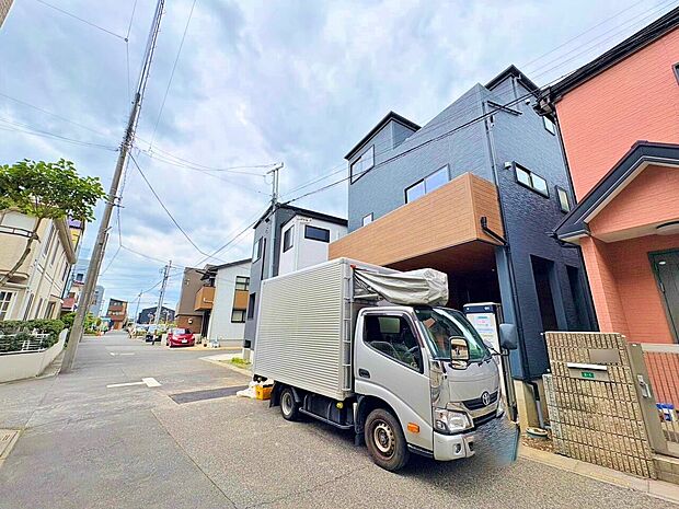 採光通風を確保した心地よいリビング空間を2階に設けました。(令和8年4月 撮影)