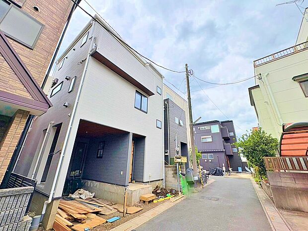 雨や風、雪などから車を守ってくれるビルトインガレージを採用。(令和8年4月 撮影)