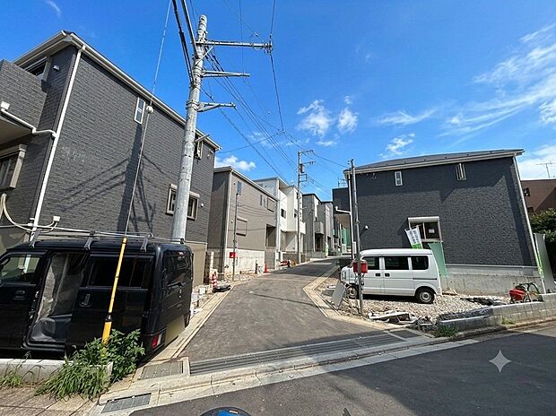 右奥が当物件です。全てを凝縮した珠玉の「住まい」を堪能して下さい。(令和8年7月 撮影)