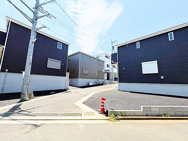 左奥が当物件。流行に左右されず、将来にわたって価値が継続する上質な佇まい。
