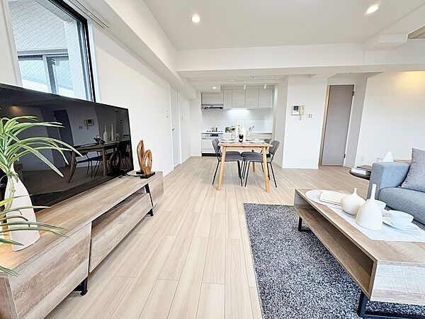 洗練された雰囲気のリビングは、長居したくなる居心地の良い空間です。※家具は価格に含まれません。