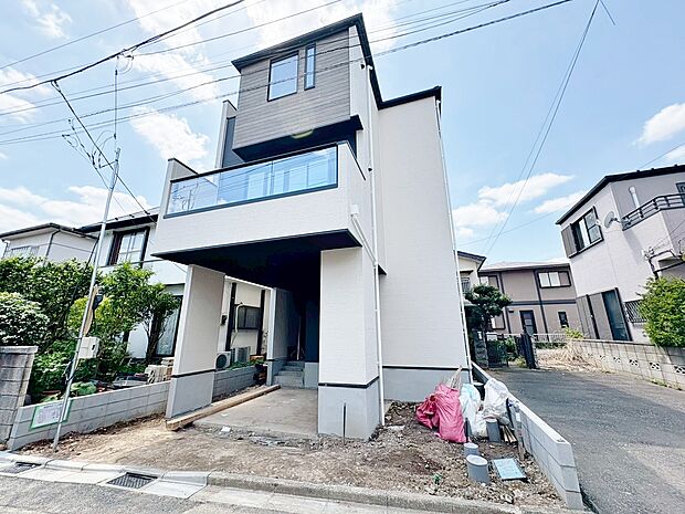 駅や商業施設がすぐそばにあり、通勤や買物に便利な環境です。（令和8年4月 撮影）