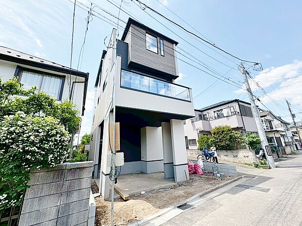 敷地内に2台分のカースペース。セカンドカーや来客時にも安心。(車種による）