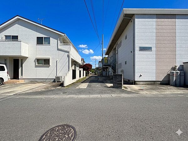周辺は低層住居専用地域の閑静な住宅街です。（古家あり）(令和8年4月 撮影)