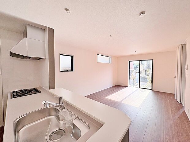 室内には豊かな陽光が注ぎ込み、爽やかな住空間を演出。