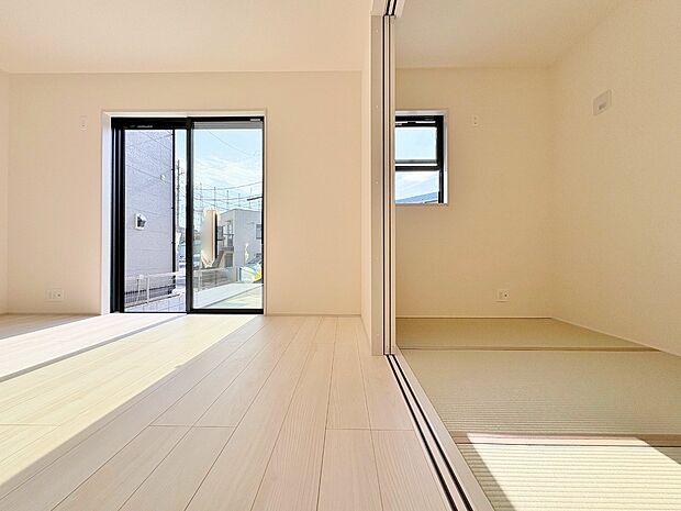 室内には豊かな陽光が注ぎ込み、爽やかな住空間を演出。