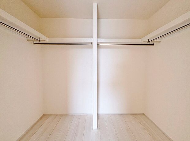 衣替えの手間が省ける大容量のWICです。