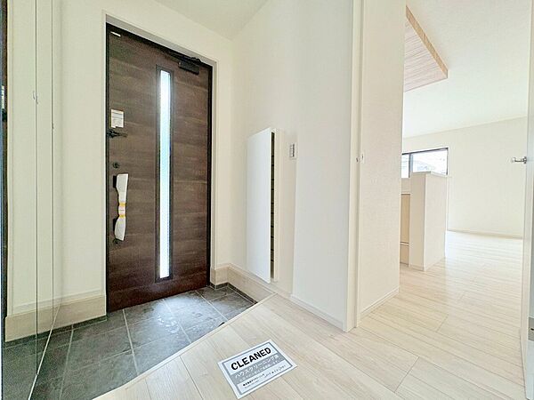 外出前の身支度チェックにも便利な鏡付きの収納を備えました。