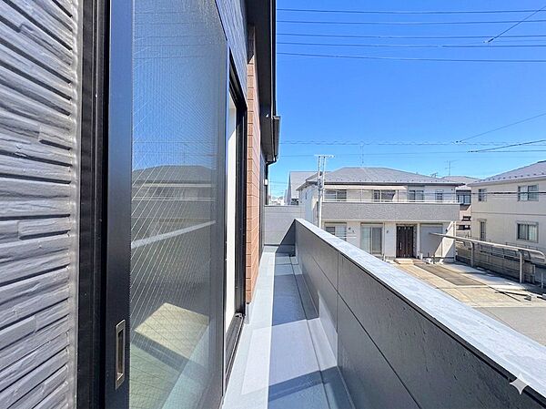 たくさんの日差しと風を受け洗濯物もすぐに乾きそう。