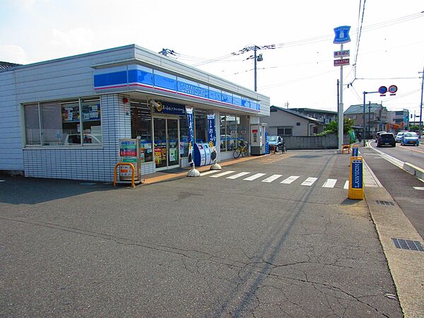 ローソンさいたま八王子三丁目店まで約590m