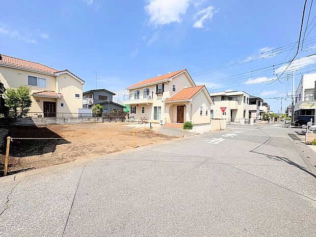 周辺環境とのコラボレーションにより明るい空間を演出。(令和8年5月 撮影)