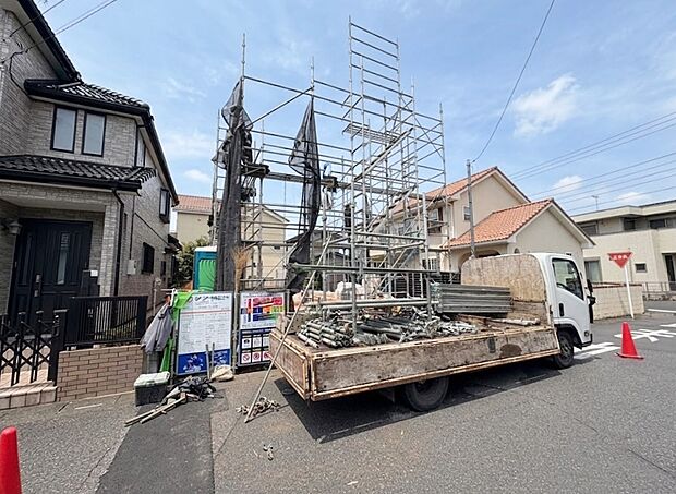 前面幅員6m公道に面しており、カースペースには並列で2台駐車可能。(令和8年6月 撮影)