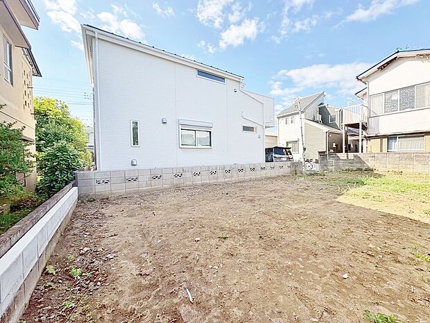 LDKは19帖、リビング全体を見渡せるよう対面式キッチンを採用しました。(令和8年5月 撮影)