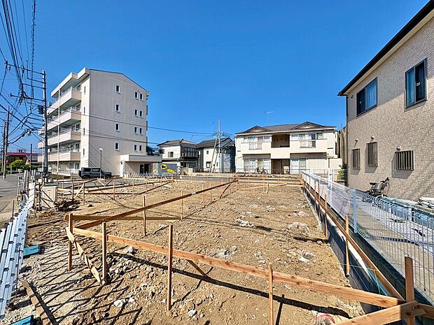 吹抜のある開放的なリビング空間。(令和8年5月 撮影)