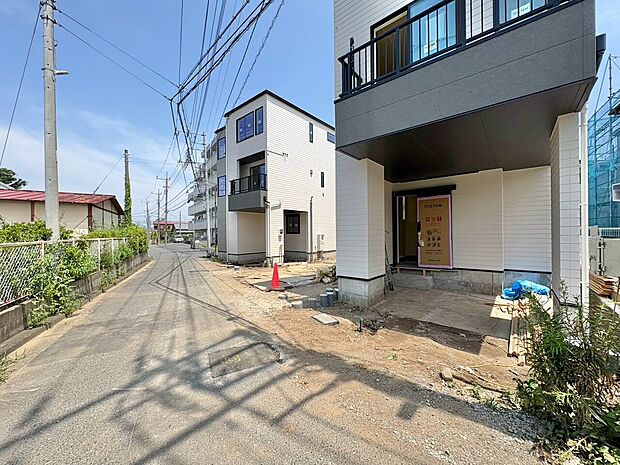 吹抜のある開放的なリビング空間。(令和8年7月撮影)