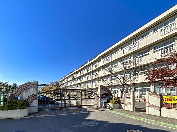 新開小学校まで約1200m