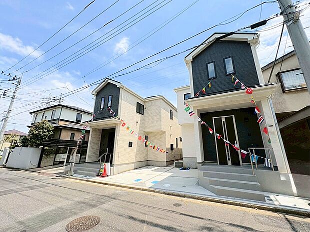 右側が当物件。浦和駅利用可能な立地。洗練されたデザインの外観が街並みに彩りを演出します。