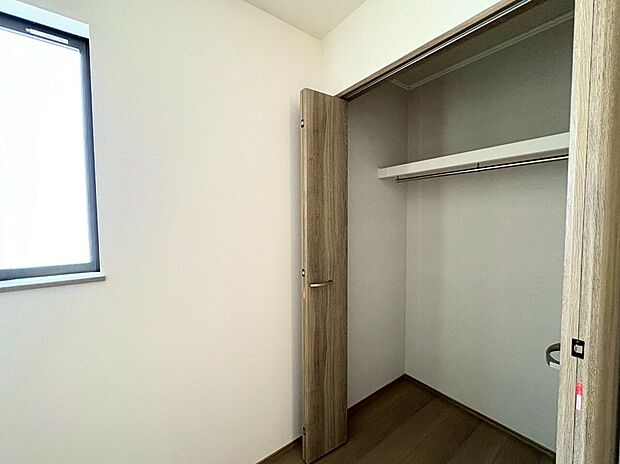 奥行きのあるクローゼットを採用しました。