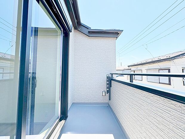 日差しを遮るもののないバルコニー。