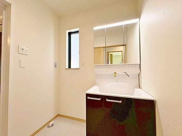 玄関そばに設置した洗面・脱衣室は、帰宅後すぐに手洗いができます。