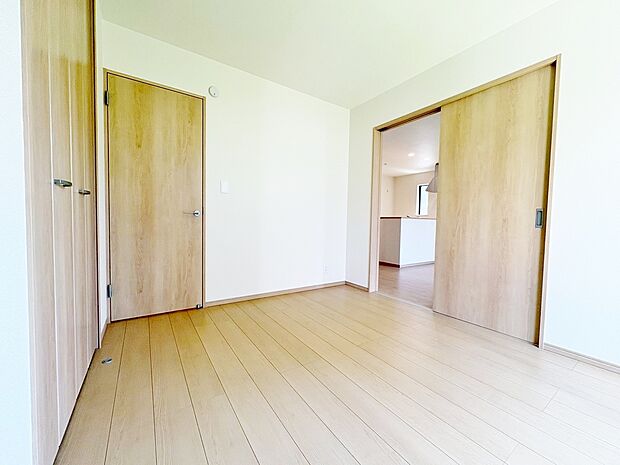 リビングと続き間の洋室は多用途に使えます。