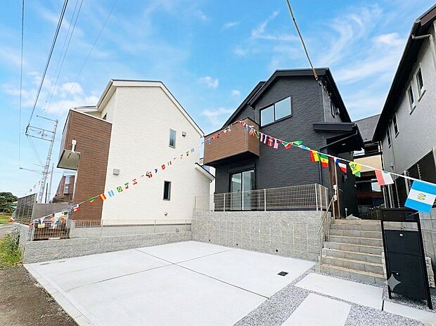 右側が当物件。岩槻駅徒歩22分の立地。ここに住む歓び。季節の移ろいを感じられる。