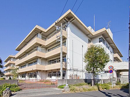 中央小学校まで約500ｍ