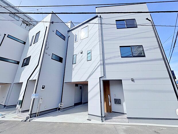 【C号棟】浦和駅、武蔵浦和駅まで徒歩15分、中浦和駅まで徒歩10分の立地。