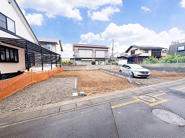 キッチンからリビング全体を見渡せる設計です。(令和8年5月 撮影)