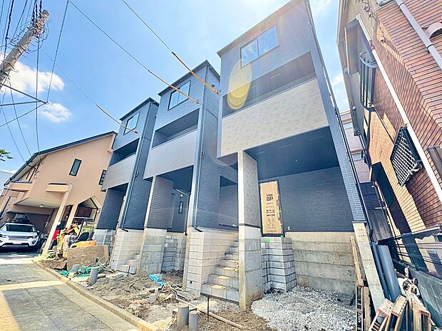 右が当物件。スーパーやコンビニが徒歩5分圏内、小・中学校も近く通学も安心。(令和8年7月撮影)