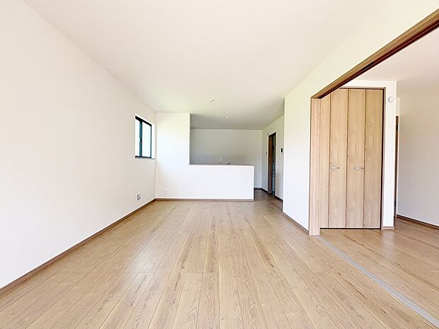 ひとつながりの空間になる、LDKと続き間居室のある間取り。