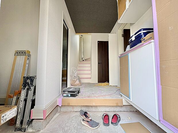 家のシンボルともいえる玄関は訪れる人を魅了します。(令和8年8月撮影)
