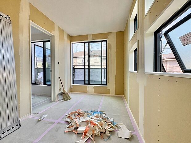 お部屋の窓を開ければ、開放感のある立地ならではの青空が。(令和8年8月撮影)
